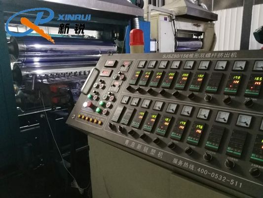 Placa dobro do PVC da largura 1220mm do parafuso que faz a máquina para a placa da mobília